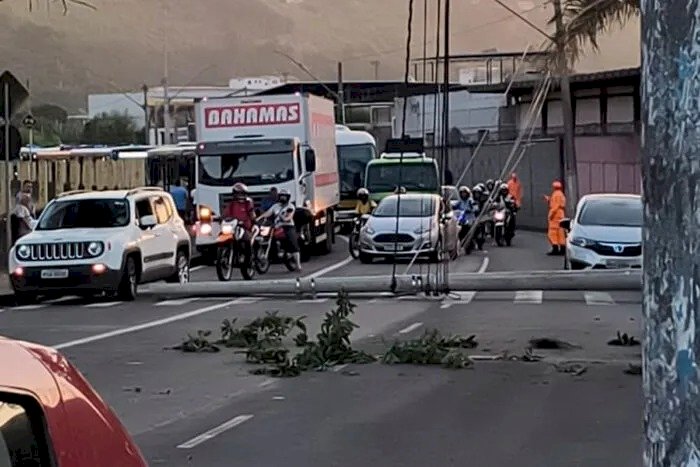 Carro derruba poste e interdita Avenida Coronel Vidal