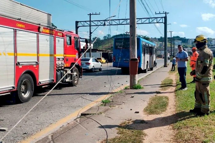 Ônibus bate em poste na Avenida Brasil e passageiro fica ferido