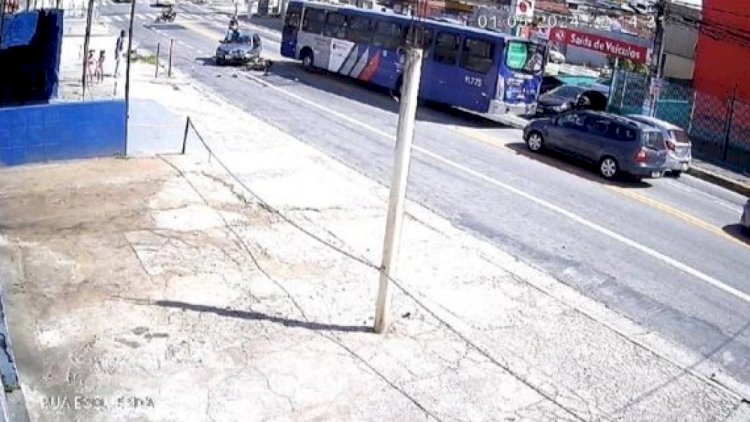 Vídeo: motociclista bate de frente em carro, dá cambalhota e termina sentado no teto do veículo