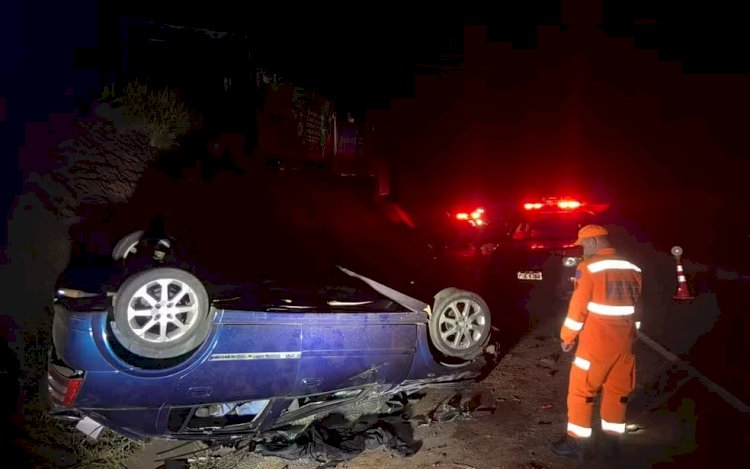 Jovens de 18 e 20 anos morrem após carro bater em barranco na BR-491, no trevo de Areado, MG