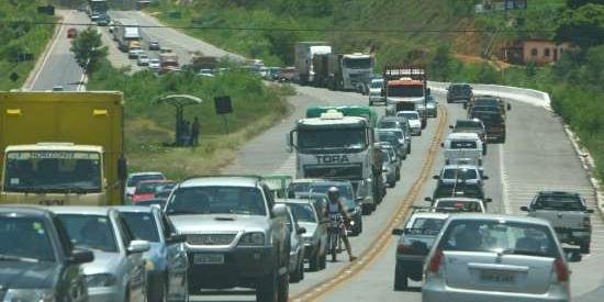 Vai pegar estrada neste sábado? Rodovias mineiras têm 38 bloqueios