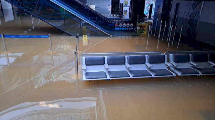 Aeroporto de Porto Alegre é tomado por enchente e suspende operações; veja fotos