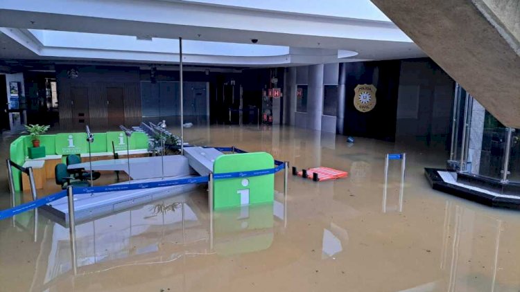 Aeroporto de Porto Alegre é tomado por enchente e suspende operações; veja fotos