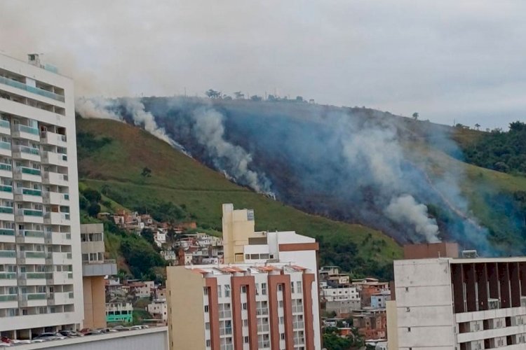 Bombeiros combatem incêndio próximo ao Morro do Cristo