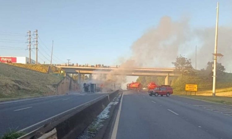 Incêndio em caminhão fecha BR-050 em Minas