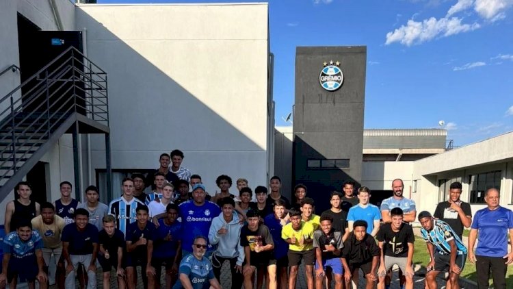 Jogadores da base do Grêmio são resgatados de barco e levados para Curitiba