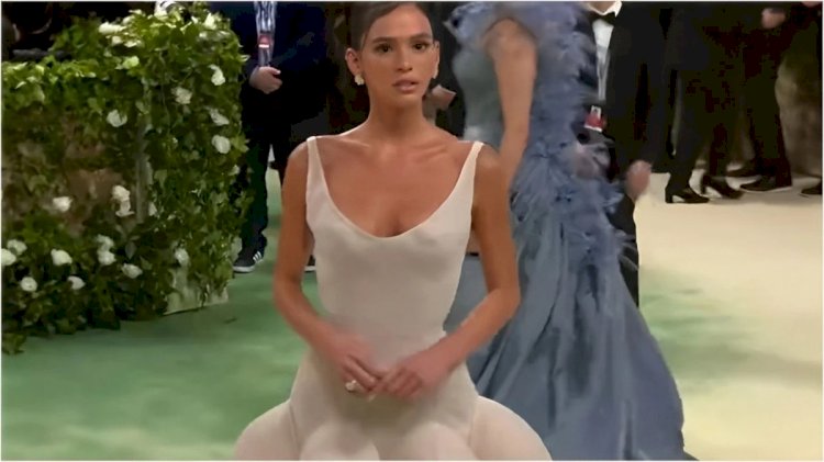 Bruna Marquezine brilha no Met Gala com joias avaliadas em R$ 5 milhões