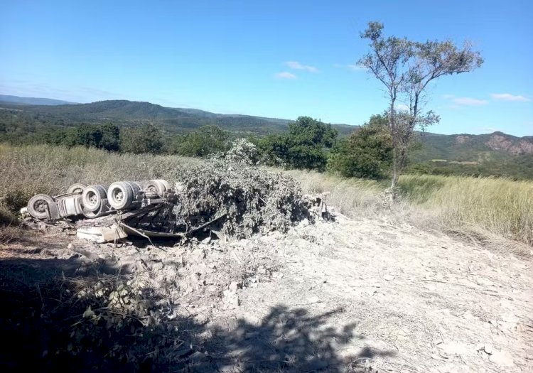 Caminhão carregado com cimento tomba na LMG-638 e motorista morre