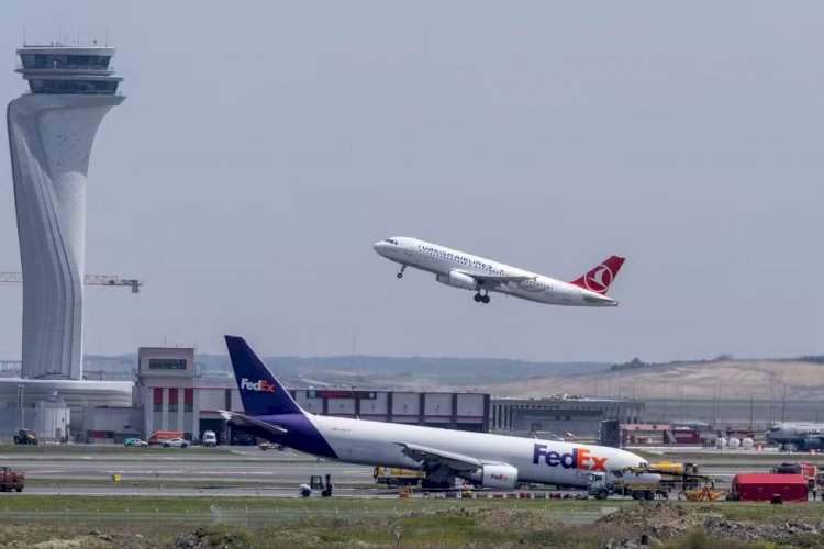 VÍDEO: Avião arrasta fuselagem na pista após problema com trem de pouso no aeroporto de Istambul