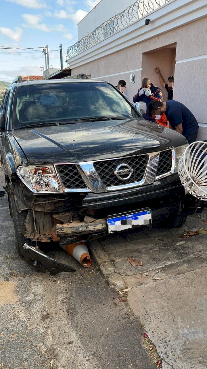 Homem sofre parada respiratória enquanto dirige, bate em carros e morre em MG