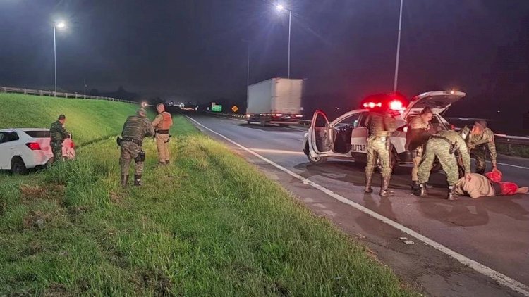 Comboio da PM de MG para o RS vê perseguição no caminho e ajuda a deter assaltante em SC