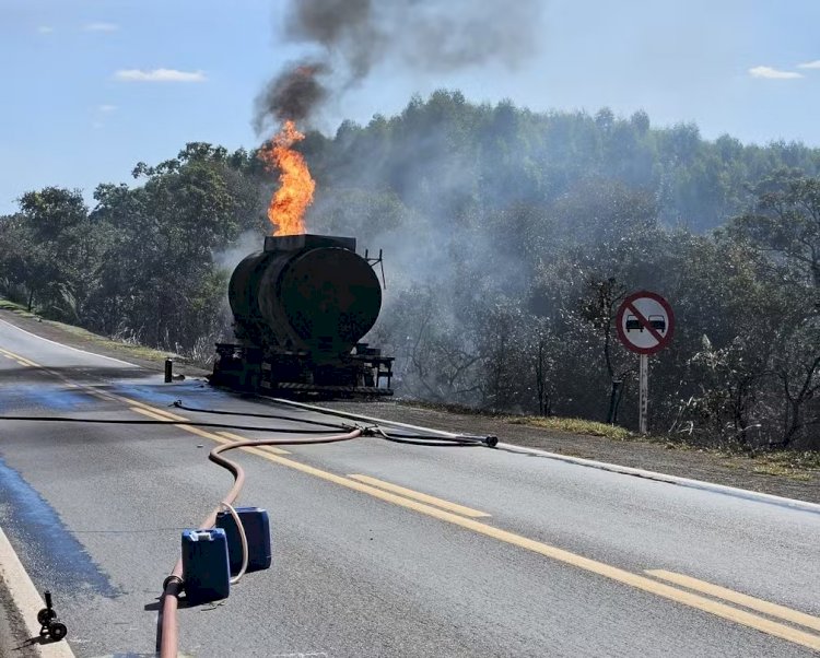 Carreta-tanque carregada com 32 mil litros de combustíveis pega fogo na BR-040; VEJA VÍDEO