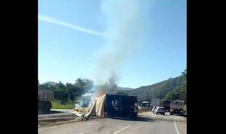 Tombamento de carreta fecha BR-381 e congestionamento chega a 4 km em Itatiaiuçu