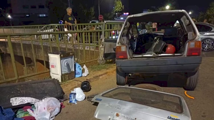 VÍDEO: Motorista embriagado em carro desgovernado avança sinal e bate em duas motos; garupa é lançado a 15 metros