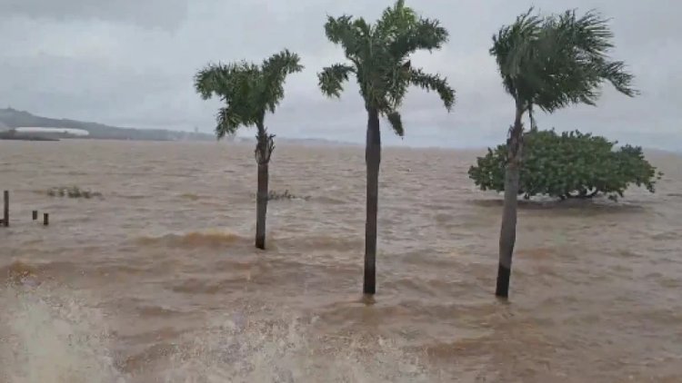 Com vento, frio e ondas fortes no Guaíba, moradores são orientados a sair de casa em Porto Alegre