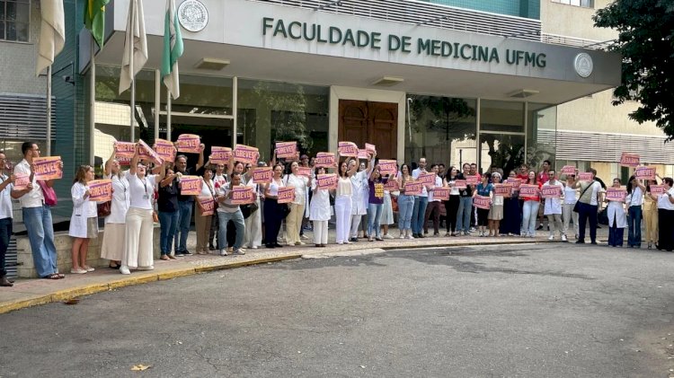 Professores e estudantes de medicina da UFMG protestam contra sucateamento da instituição