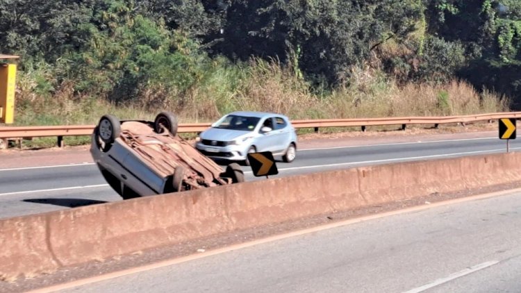 BR-381: carro capota e interdita pista da Fernão Dias na Grande BH