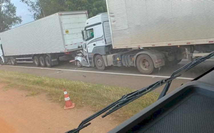 Motorista morre após carro ser esmagado entre duas carretas na Fernão Dias, em Pouso Alegre, MG