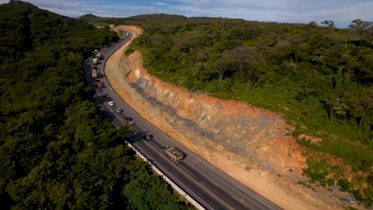 Detonação de rocha interdita BR-135, no Norte de Minas, nesta quinta-feira (16); veja trecho