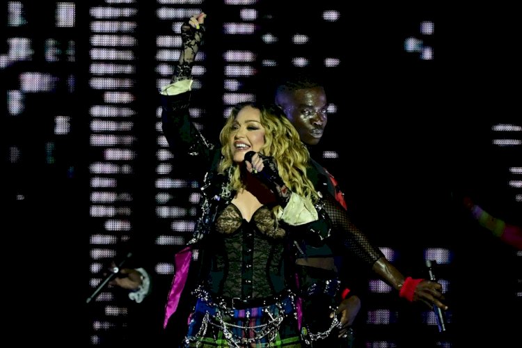 Após show em Copacabana, fãs de Madonna vendem areia da praia na internet