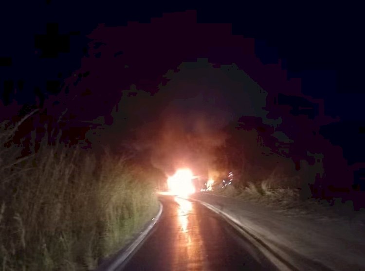 Motoristas morrem carbonizados após batida frontal entre carreta e caminhonete na LMG-628