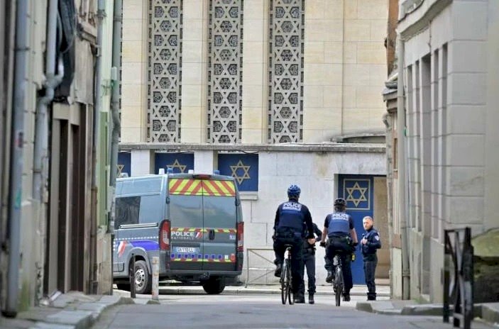 Homem armado que tentava incendiar sinagoga é morto pela polícia francesa