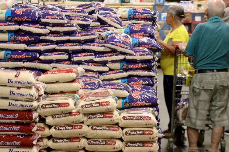 Supermercados podem limitar a venda de arroz aos clientes? Entenda