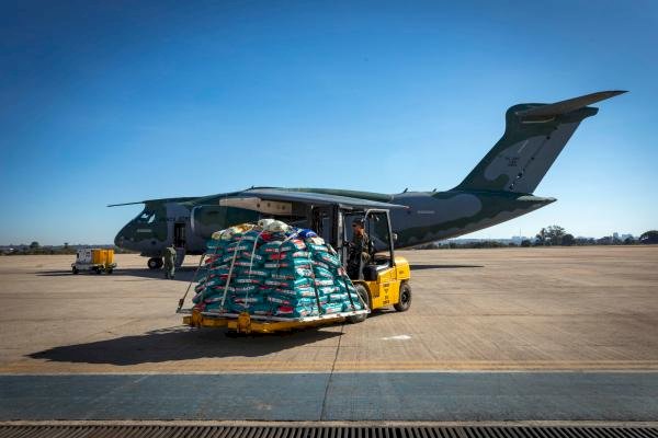 Avião da FAB leva 20 toneladas de ração para pets resgatados nas enchentes do RS