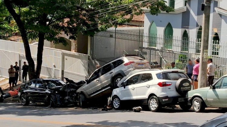 Carro parado em rua de BH vai parar em cima de outro após BMW perder o controle