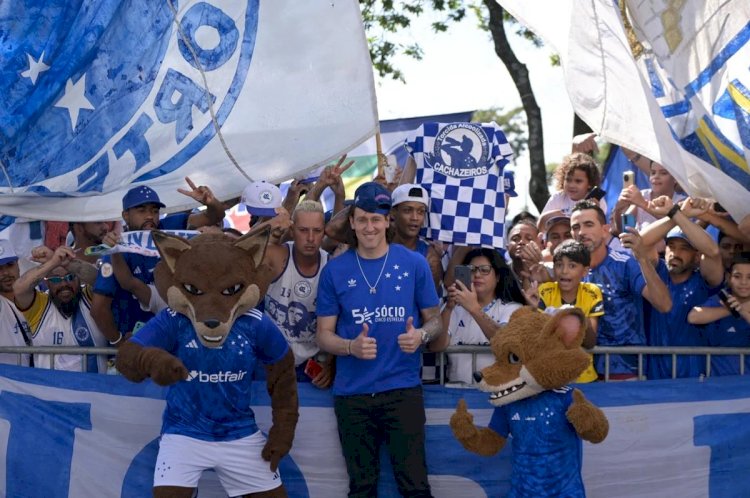 Com camisa do Cruzeiro, Cássio é recebido na Toca da Raposa; veja vídeo