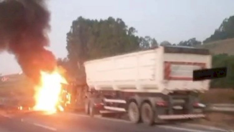 Vídeo: carreta com 24 toneladas de soja tomba e pega fogo na Fernão Dias, em MG