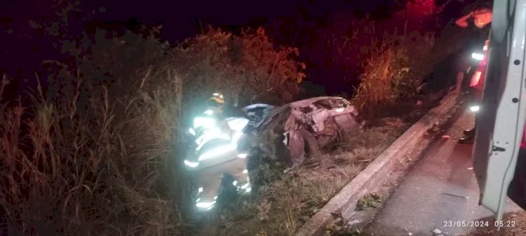 Mulher morre e quatro pessoas ficam feridas após carro capotar e bater em árvore na BR-251