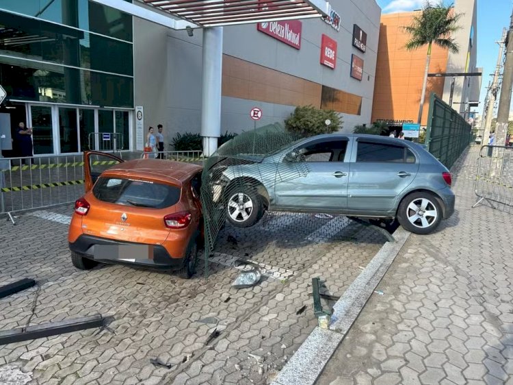 Carro fica pendurado depois de motorista perder o controle e bater em outro veículo em Juiz de Fora