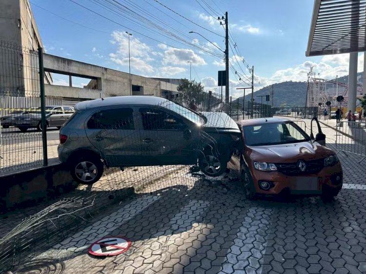 Carro fica pendurado depois de motorista perder o controle e bater em outro veículo em Juiz de Fora