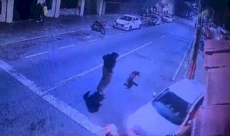 Motorista invade calçada, atinge clientes de bar em MG e foge em seguida