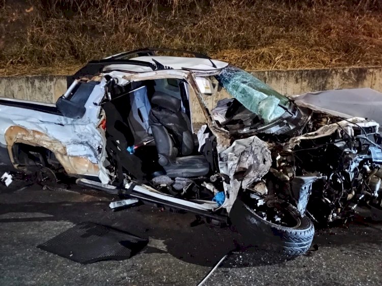 Carro capota e deixa motorista gravemente ferido na MG-010, na Grande BH