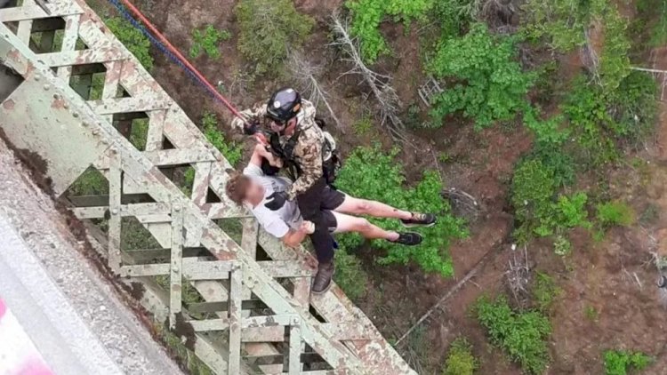 Jovem é resgatada após cair de altura de 120m em cânion nos EUA