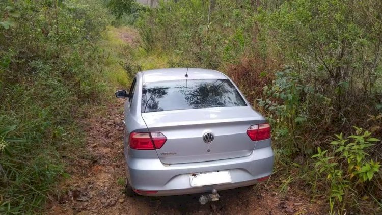 Carro de motorista que invadiu calçada de bar e atropelou clientes e funcionários em MG é encontrado abandonado em mata