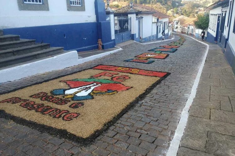 Com ruas coloridas, fiéis celebram Corpus Christi no Centro Histórico de Sabará, na Grande BH