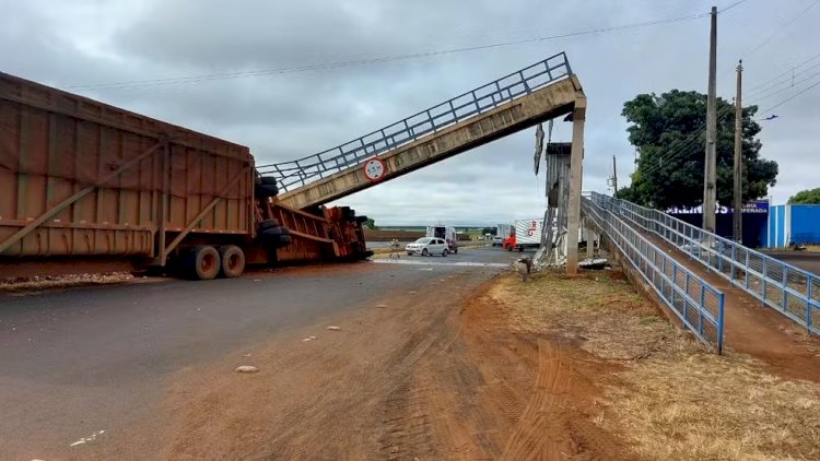 Motorista de carreta que bateu e derrubou passarela na BR-153 morre após 3 dias internado