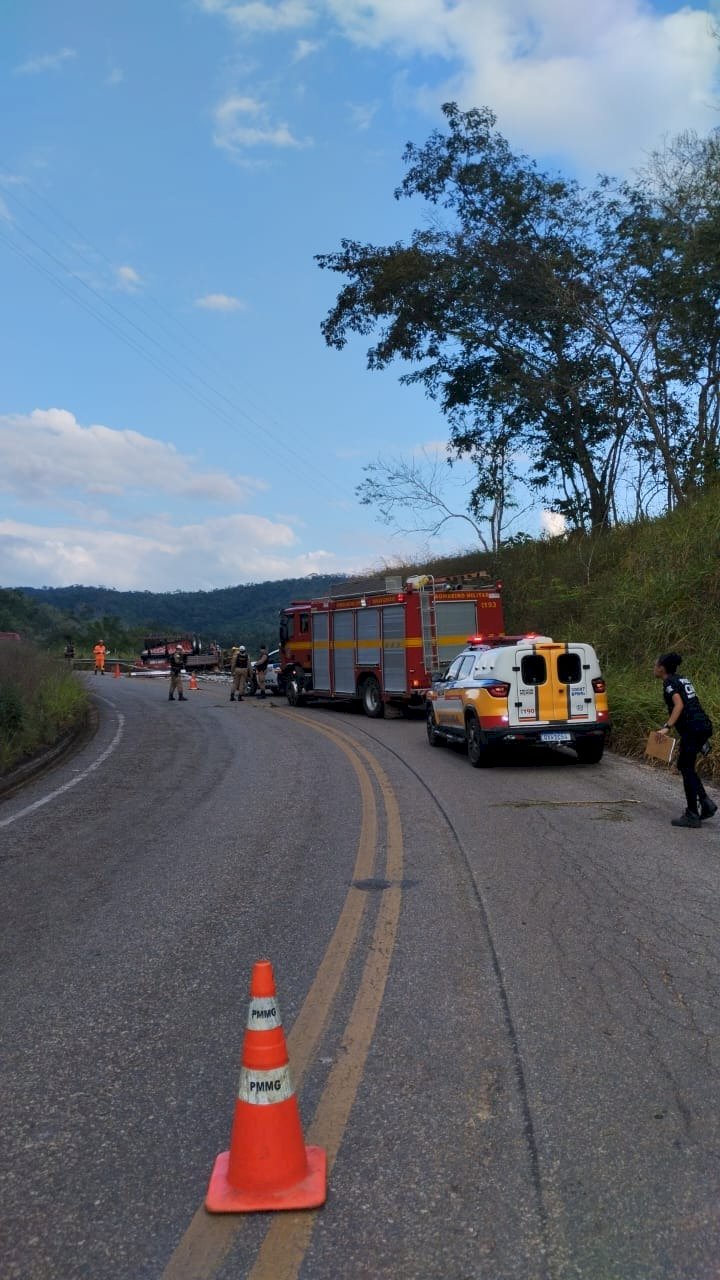 Motorista de caminhão morre após ultrapassagem em Minas Gerais