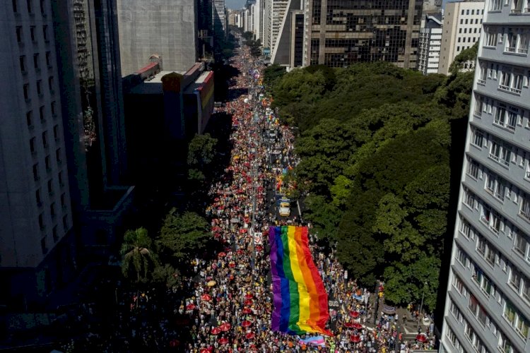 Parada do Orgulho LGBTQIAPN+ de São Paulo adota verde e amarelo