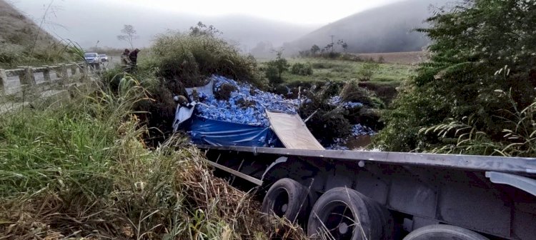 Carreta com carga de leite sai da pista, bate em barranco e deixa um morto em MG