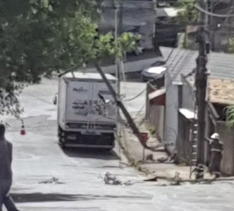 Caminhão 'arranca' poste e deixa cerca de 600 pessoas sem energia no Bairro Parque Independência, em Juiz de Fora