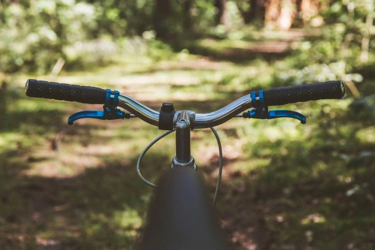 Motorista atropela ciclista de BH em rodovia, abandona carro e foge sem prestar socorro