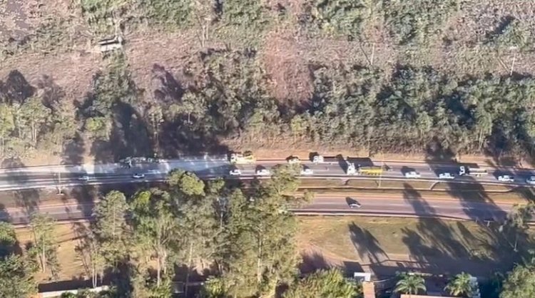 Derramamento de carga provoca congestionamento de mais de 12 km na BR-040