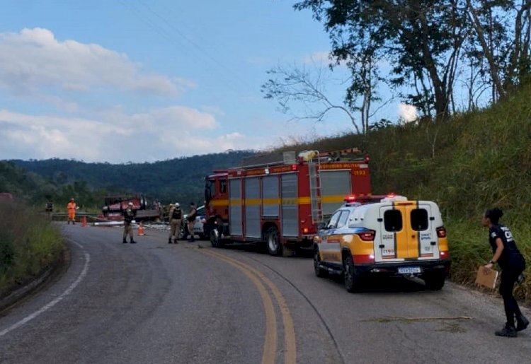 Após tentativa de ultrapassagem, caminhão tomba e motorista morre em Minas