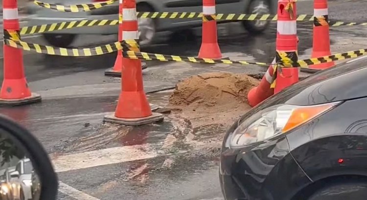 VÍDEO: Vazamento de água causa tumulto no trânsito na Avenida dos Andradas, em Juiz de Fora