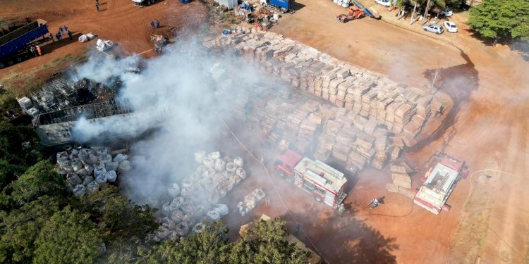 Galões de álcool pegam fogo e empresa de materiais recicláveis em Minas fica destruída