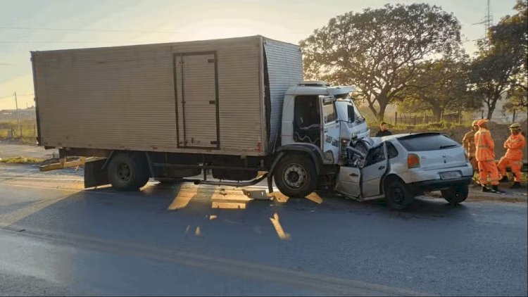 Motorista de carro morre após bater de frente com caminhão na BR-354, em Arcos